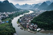 航拍贵州榕江全城撤离，暴雨中的生命守护与城市韧性